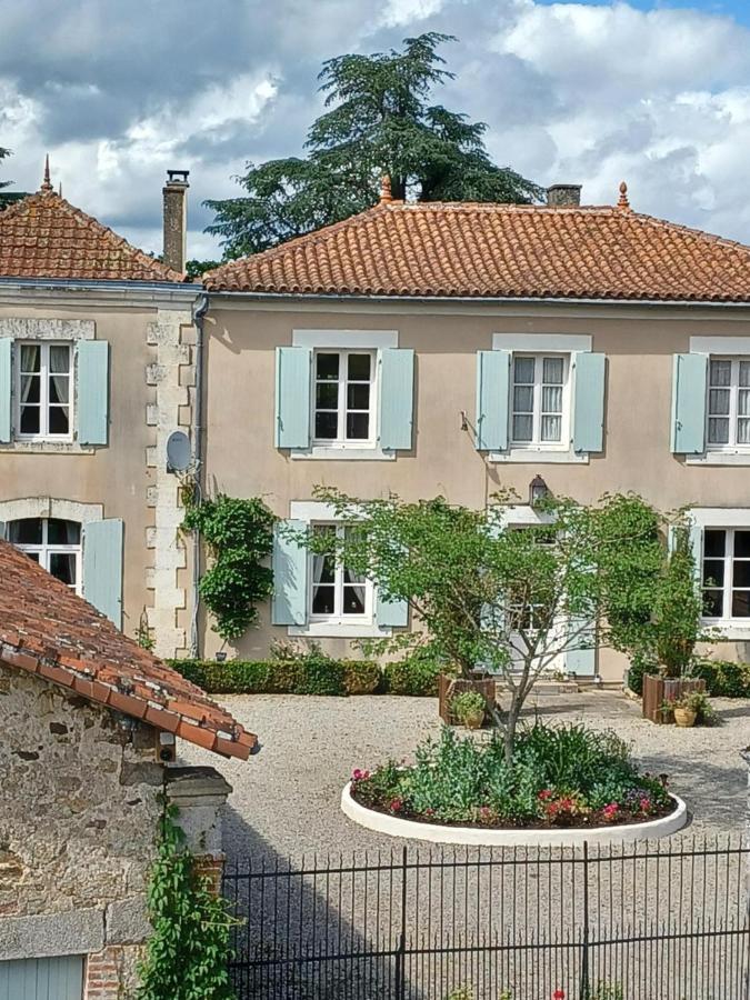 Гостевой дом La Grange Terrou Saint-Germain-de-Confolens Экстерьер фото