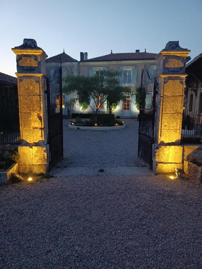 Гостевой дом La Grange Terrou Saint-Germain-de-Confolens Экстерьер фото