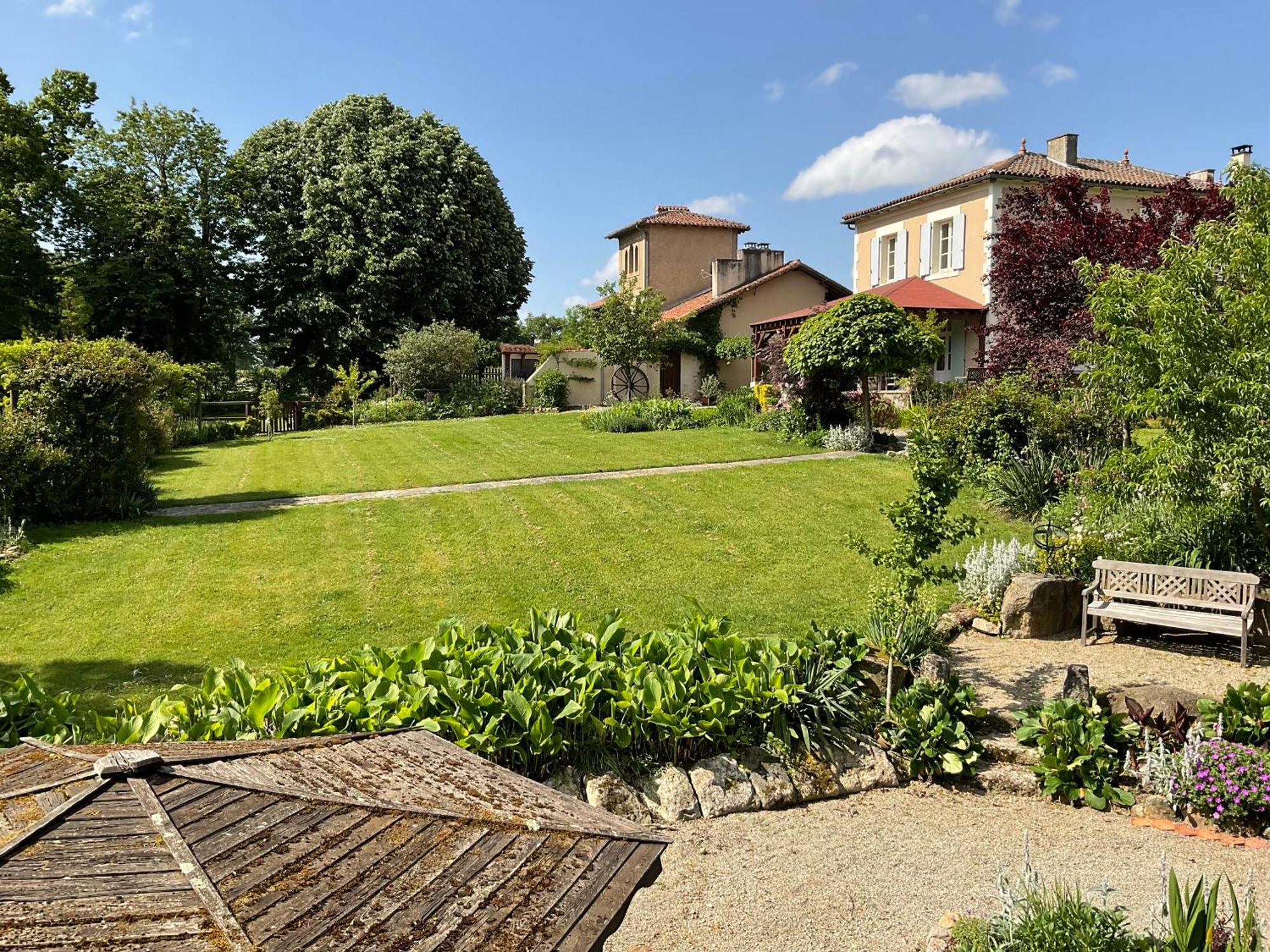 Гостевой дом La Grange Terrou Saint-Germain-de-Confolens Экстерьер фото